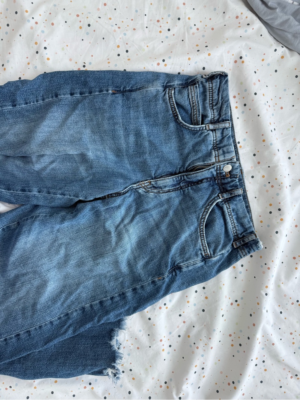 Pilcro Women’s Blue Denim Jeans - Classic Mid Wash frayed hem Anthropologie